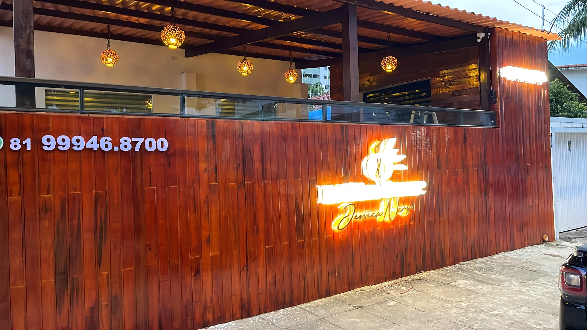 Fachada comercial com letreiro iluminado, projeto realizado pela QSign
