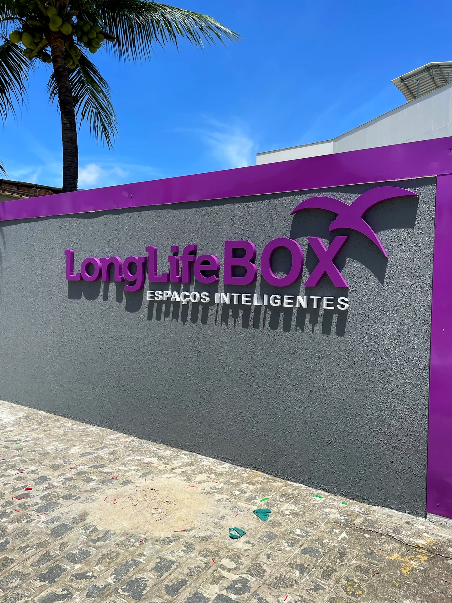 Letras em PVC expandido da LongLife BOX — Espaços Inteligentes, projeto realizado pela QSign