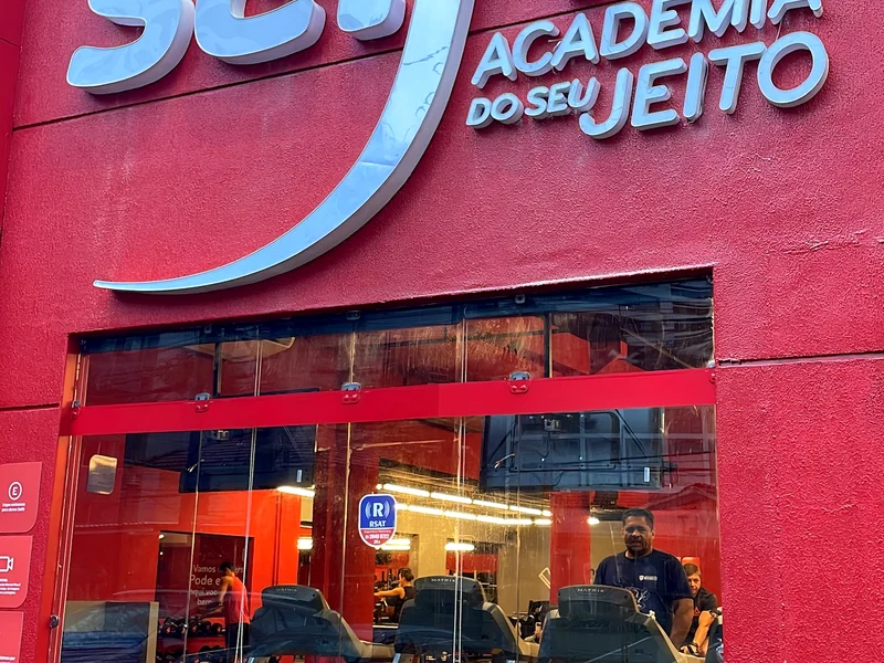 Fachada e letra caixa em projeto de sinalização QSign