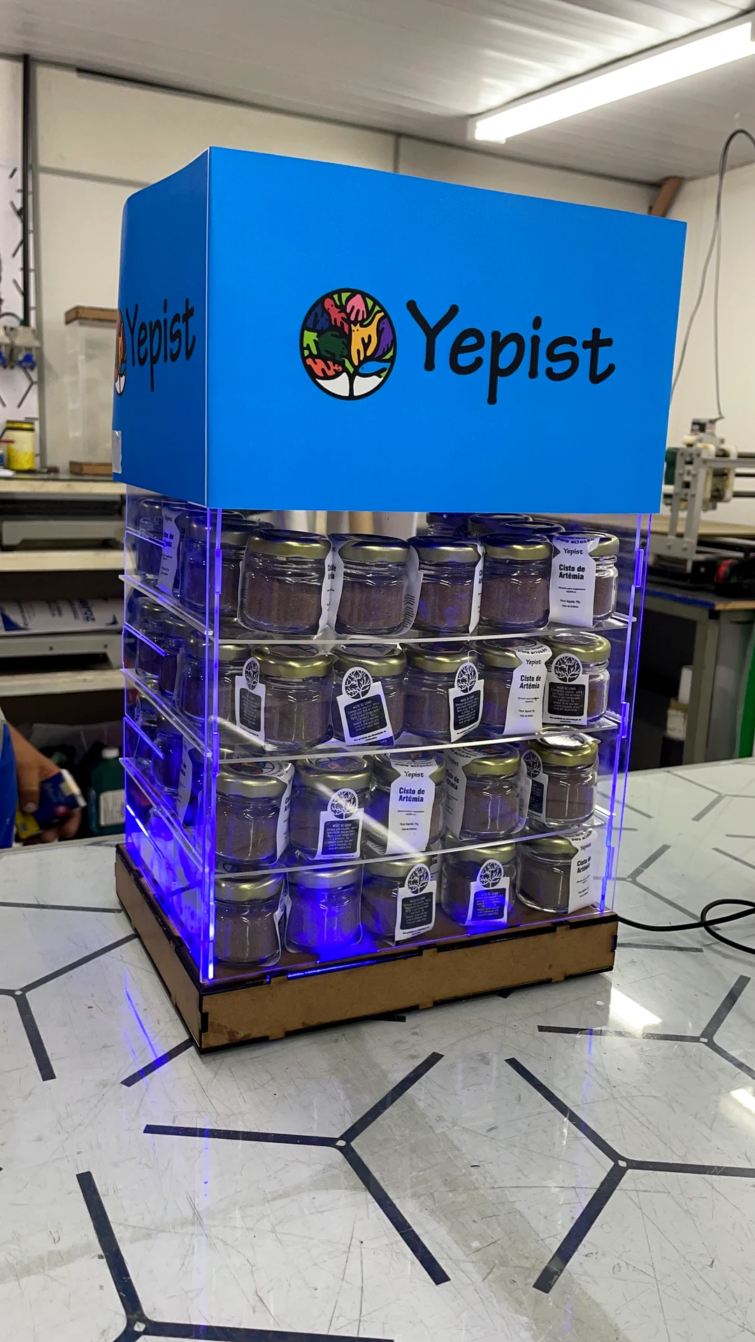 Expositor Yepist com produtos, prateleiras transparentes e iluminação