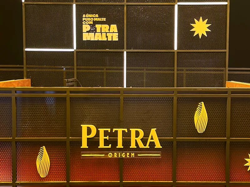 Ambientação de Bar Cerveja Petra (4) - QSign