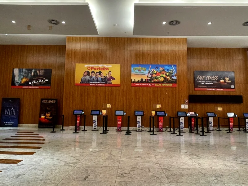 Totens Promocionais Cinema & Lançamentos (2) - QSign