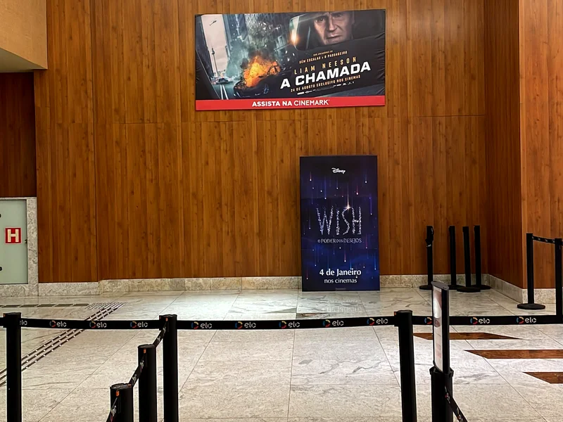 Totens Promocionais Cinema & Lançamentos (3) - QSign