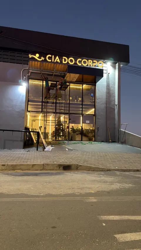 Fachada em Instalação - Cia do Corpo - QSign
