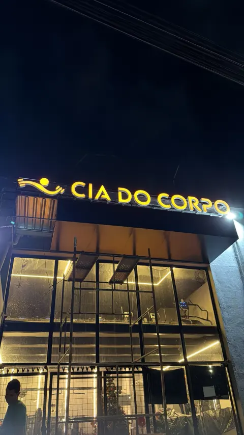 Letreiro Luminoso em Instalação - Cia do Corpo - QSign